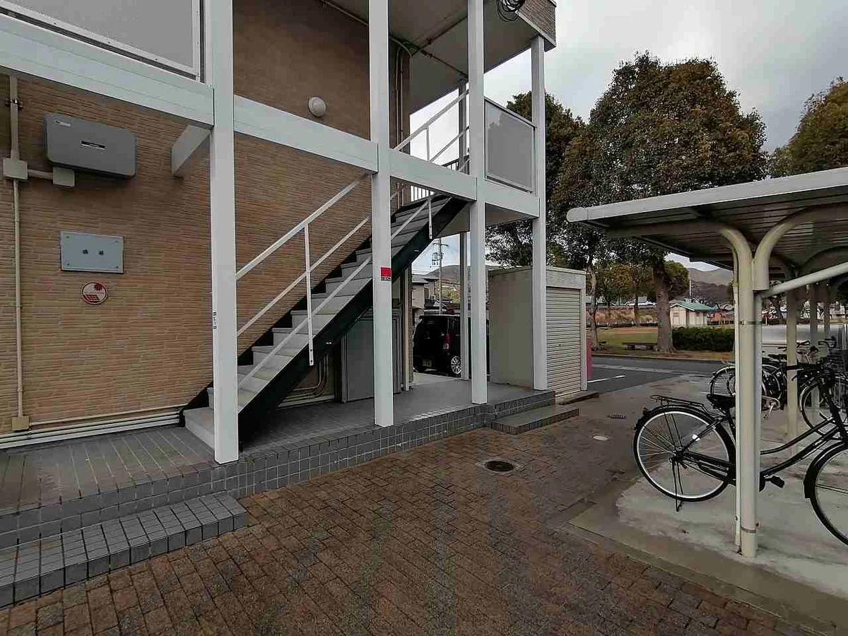 2Ｆには外付け階段を利用下さい。