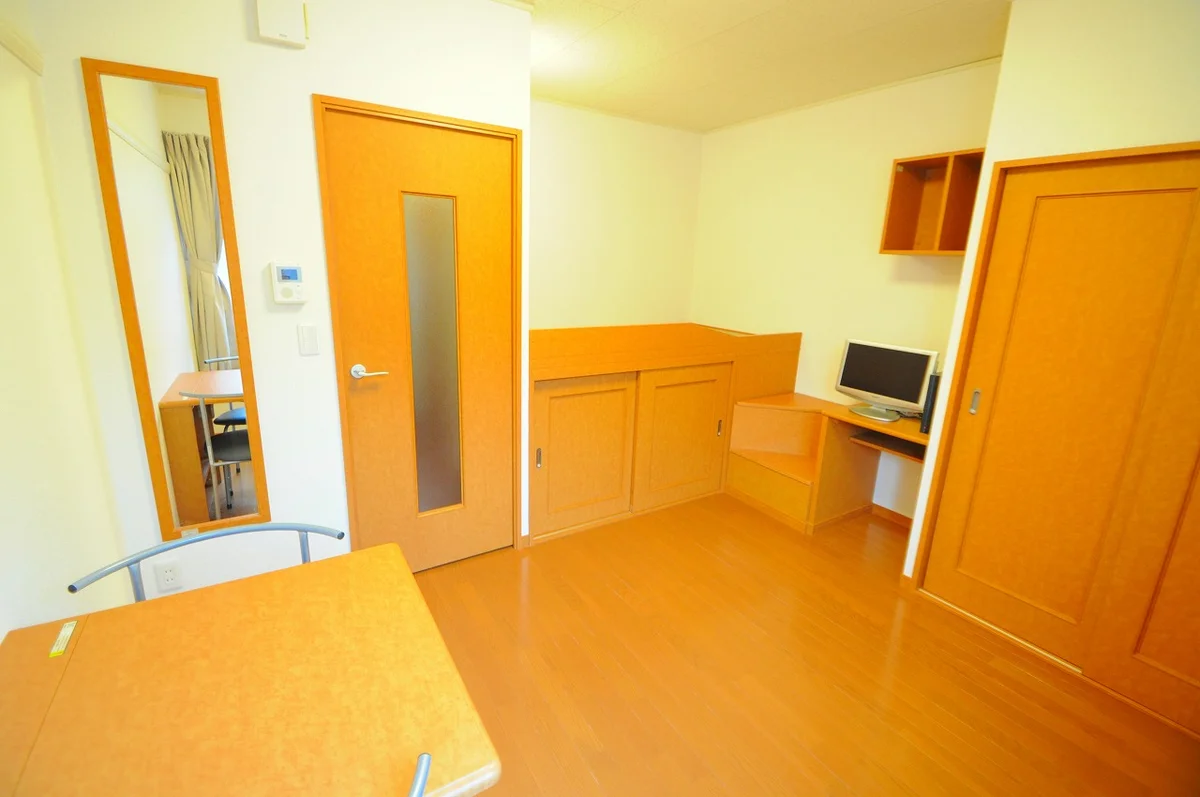 備付ベットが特徴のお部屋　/　ベット下は大容量収納♪