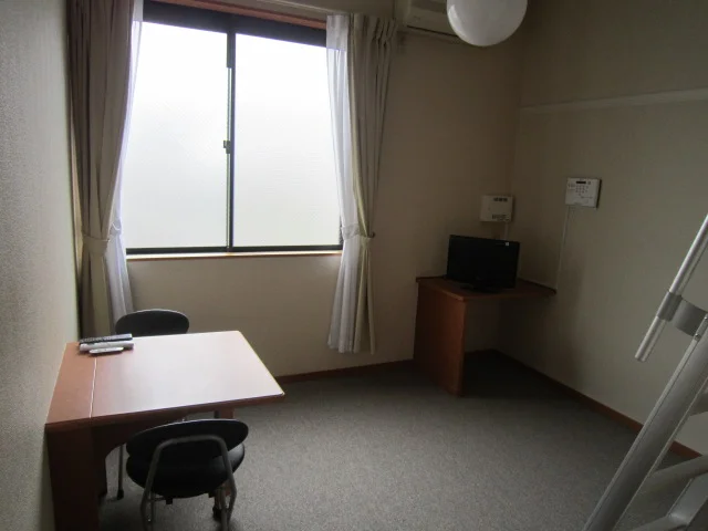 居室窓側。2階はカーペットです。