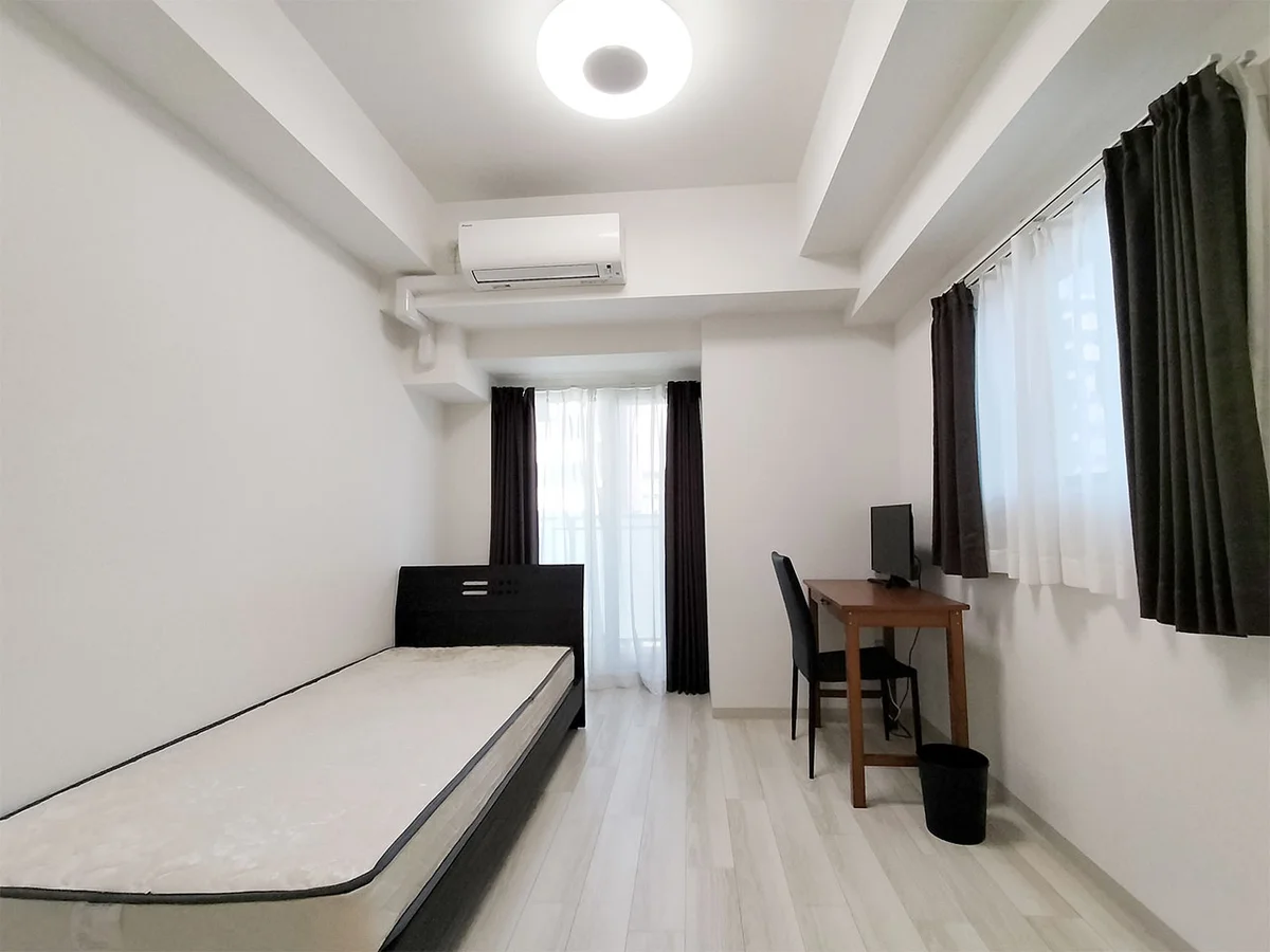 写真はお部屋のイメージです。ラグなどの室内装飾はございません。