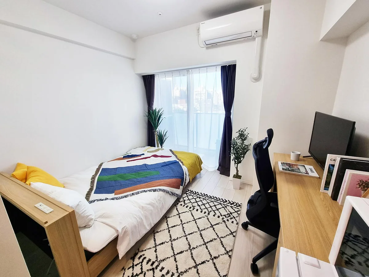 写真はお部屋のイメージです。ラグなどの室内装飾はございません。