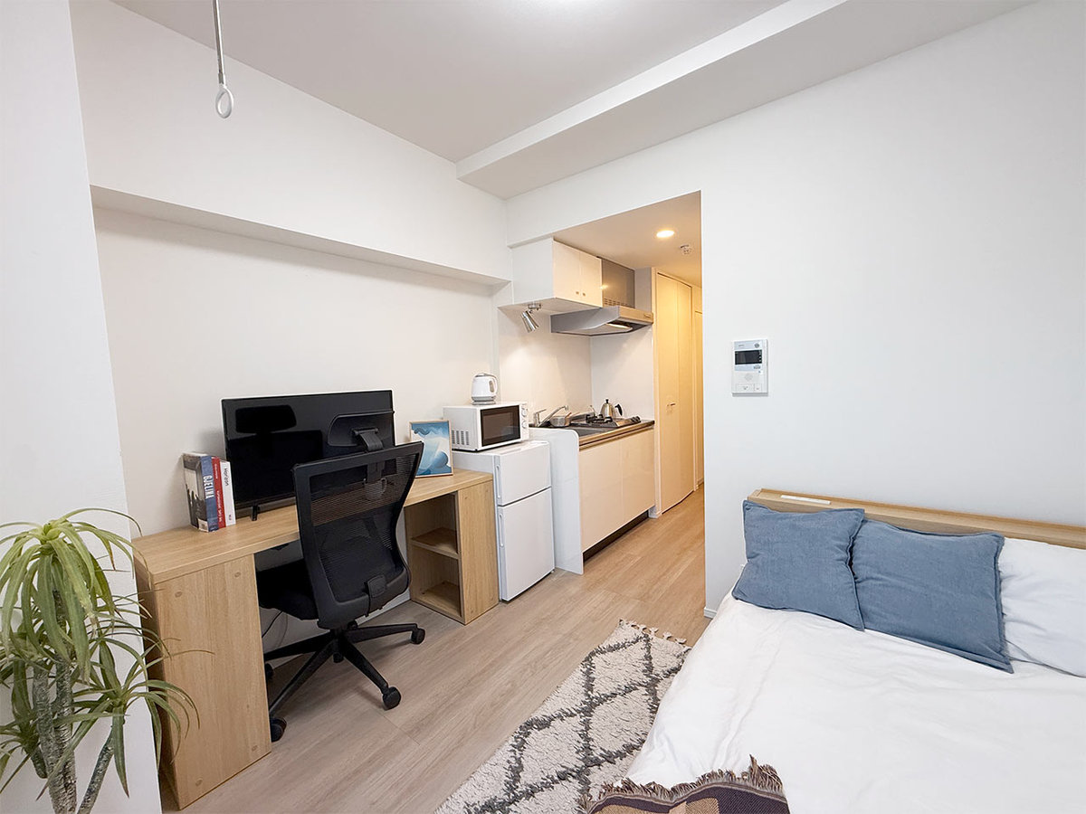 写真はお部屋のイメージです。ラグなどの室内装飾はございません。