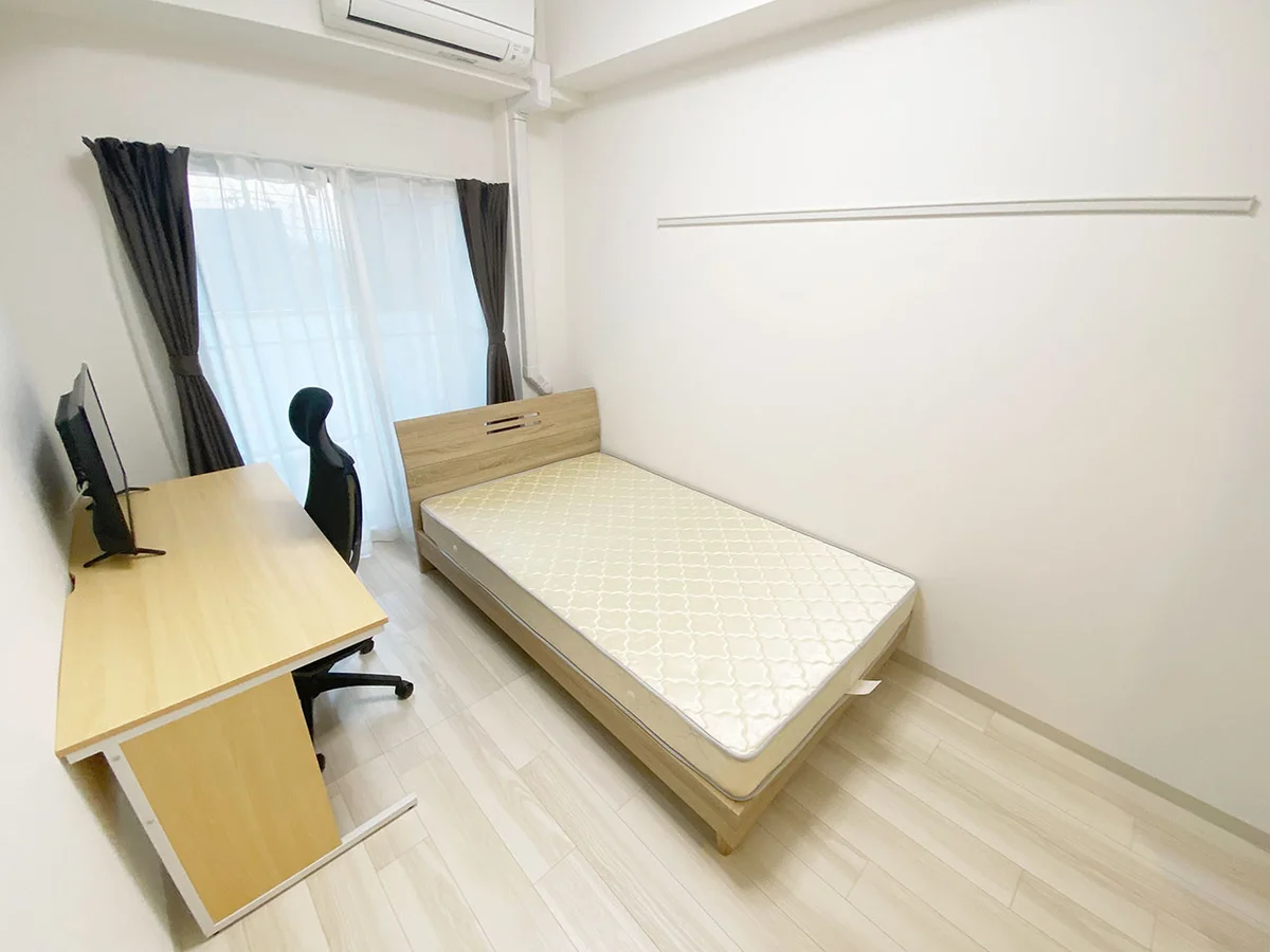 写真はお部屋のイメージです。ラグなどの室内装飾はございません。