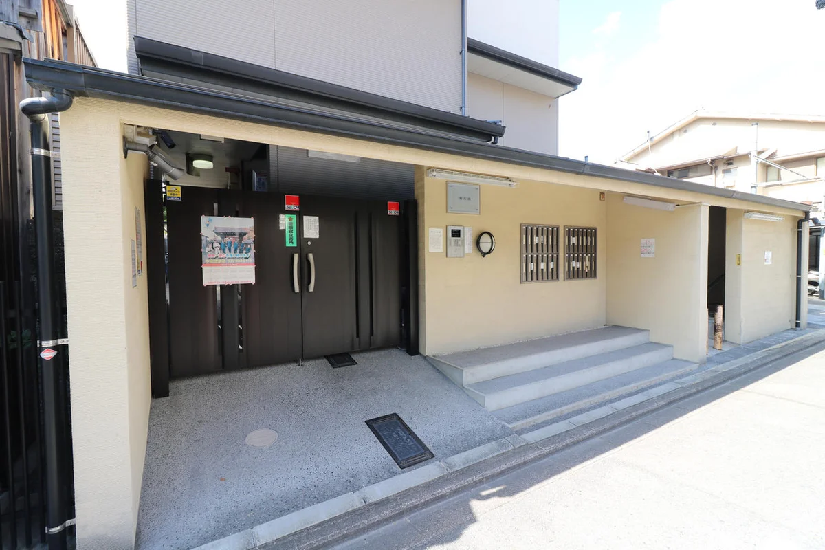 オートロックとモニター付きインターホン完備で女性にも安心