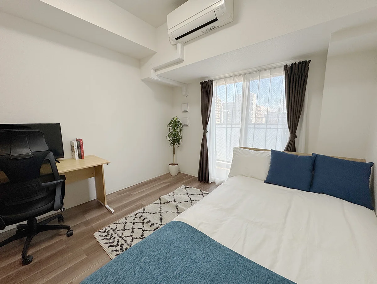 写真はお部屋のイメージです。ラグなどの室内装飾はございません。