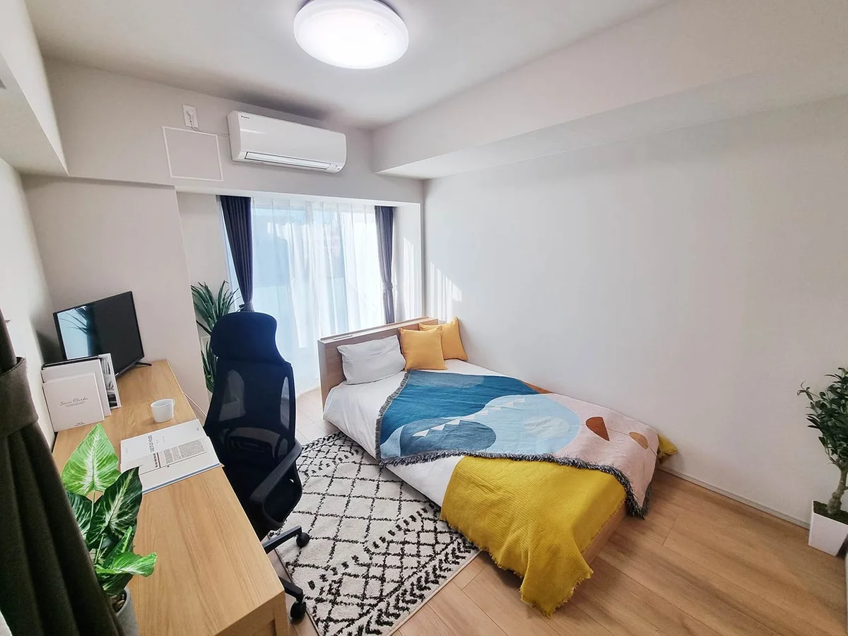 写真はお部屋のイメージです。ラグなどの室内装飾はございません。