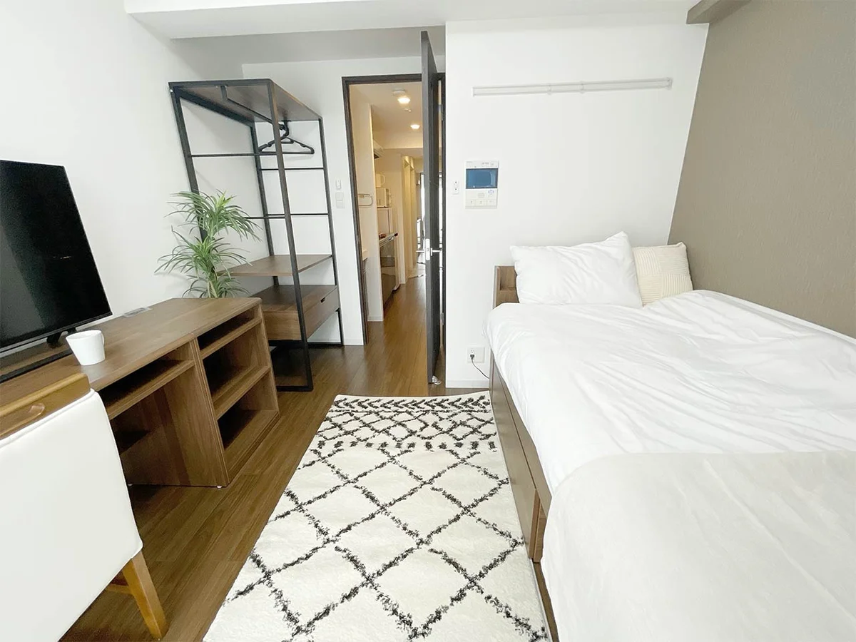 写真はお部屋のイメージです。ラグなどの室内装飾はございません。