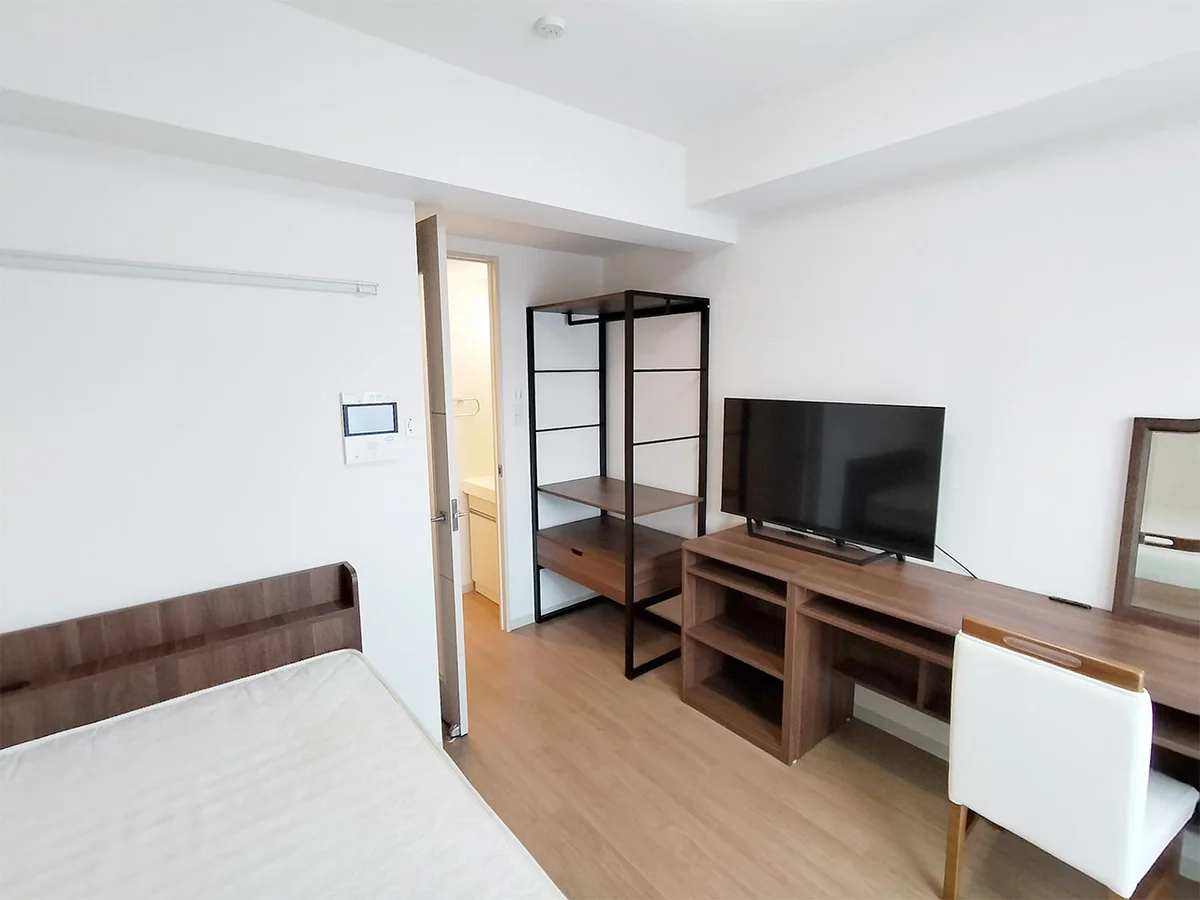 写真はお部屋のイメージです。ラグなどの室内装飾はございません。