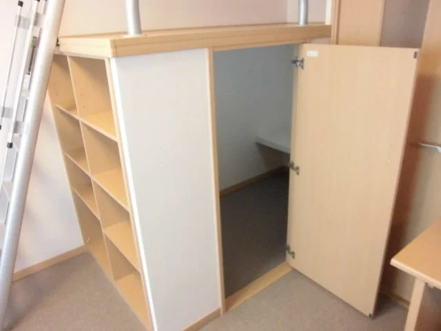 ベット下は収納スペースになっています。
