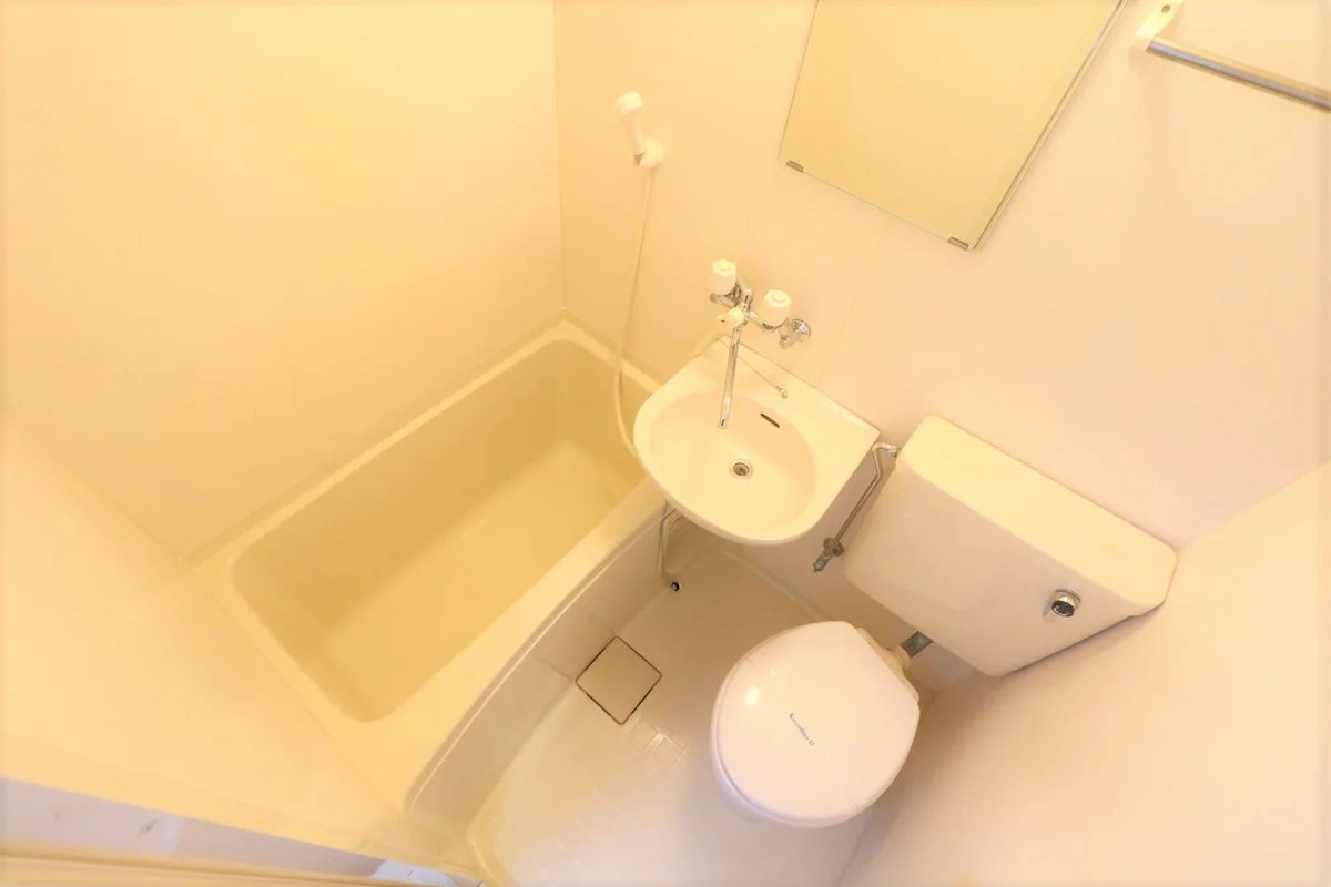 明るい色調のユニットバス