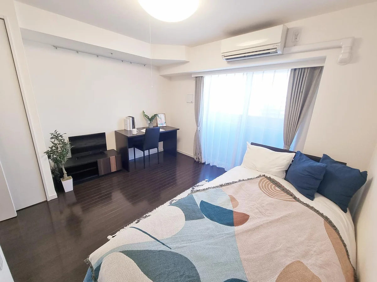 写真はお部屋のイメージです。ラグなどの室内装飾はございません。