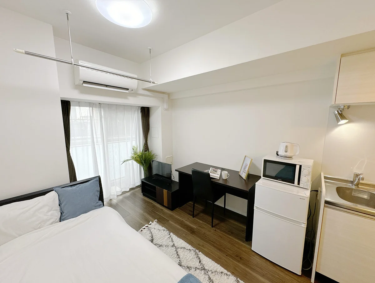 写真はお部屋のイメージです。ラグなどの室内装飾はございません。