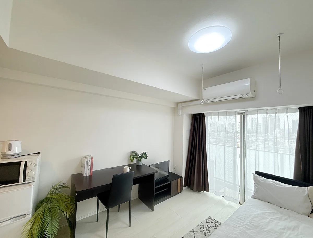 写真はお部屋のイメージです。ラグなどの室内装飾はございません。