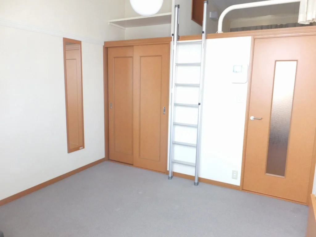 天井が高いロフト付きのお部屋です。