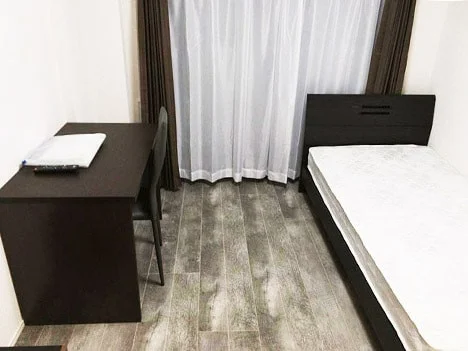 写真はお部屋のイメージです。ラグなどの室内装飾はございません。