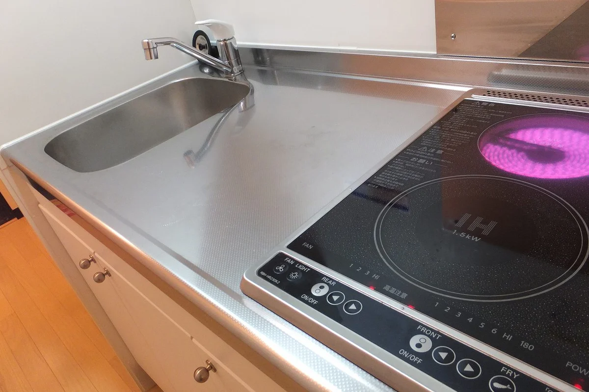 ２口の電気コンロ。広さもあります♪