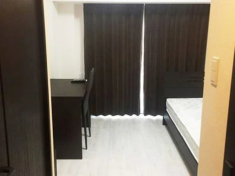 写真はお部屋のイメージです。ラグなどの室内装飾はございません。