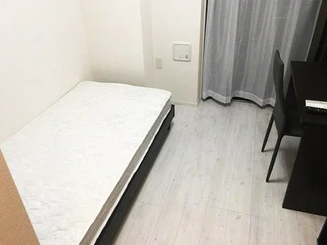 写真はお部屋のイメージです。ラグなどの室内装飾はございません。