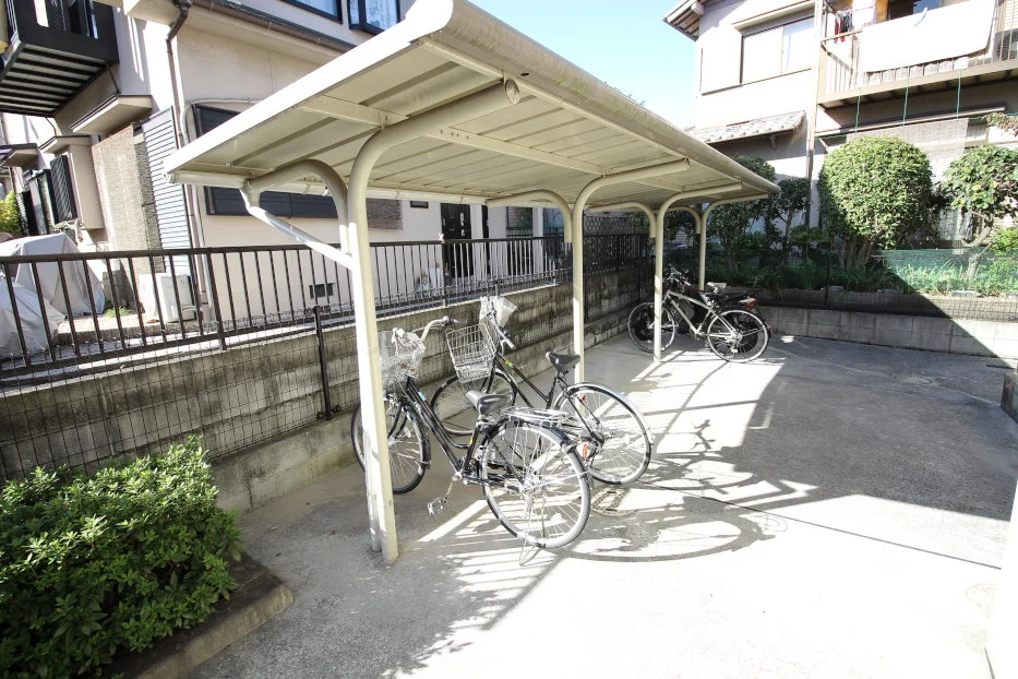 屋根付きの駐輪スペース有り♪