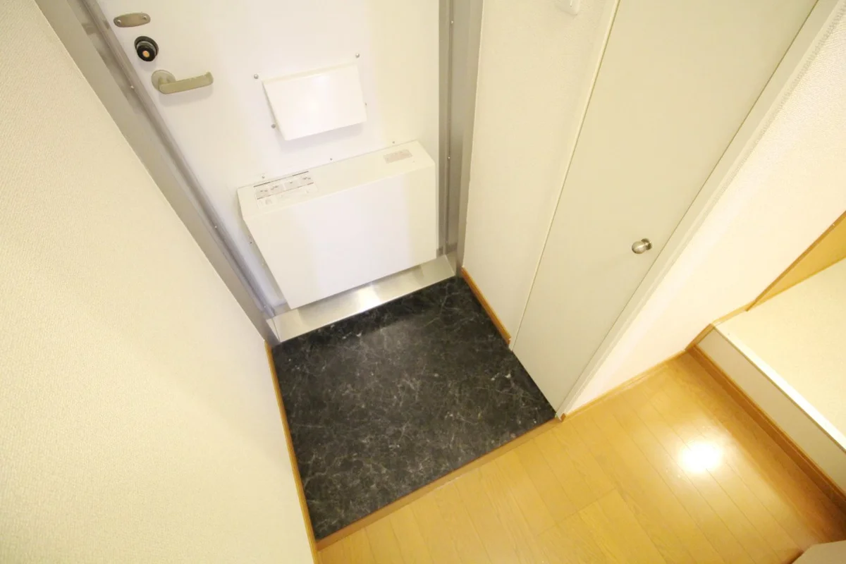 玄関扉には宅配ＢＯＸが付いています♪