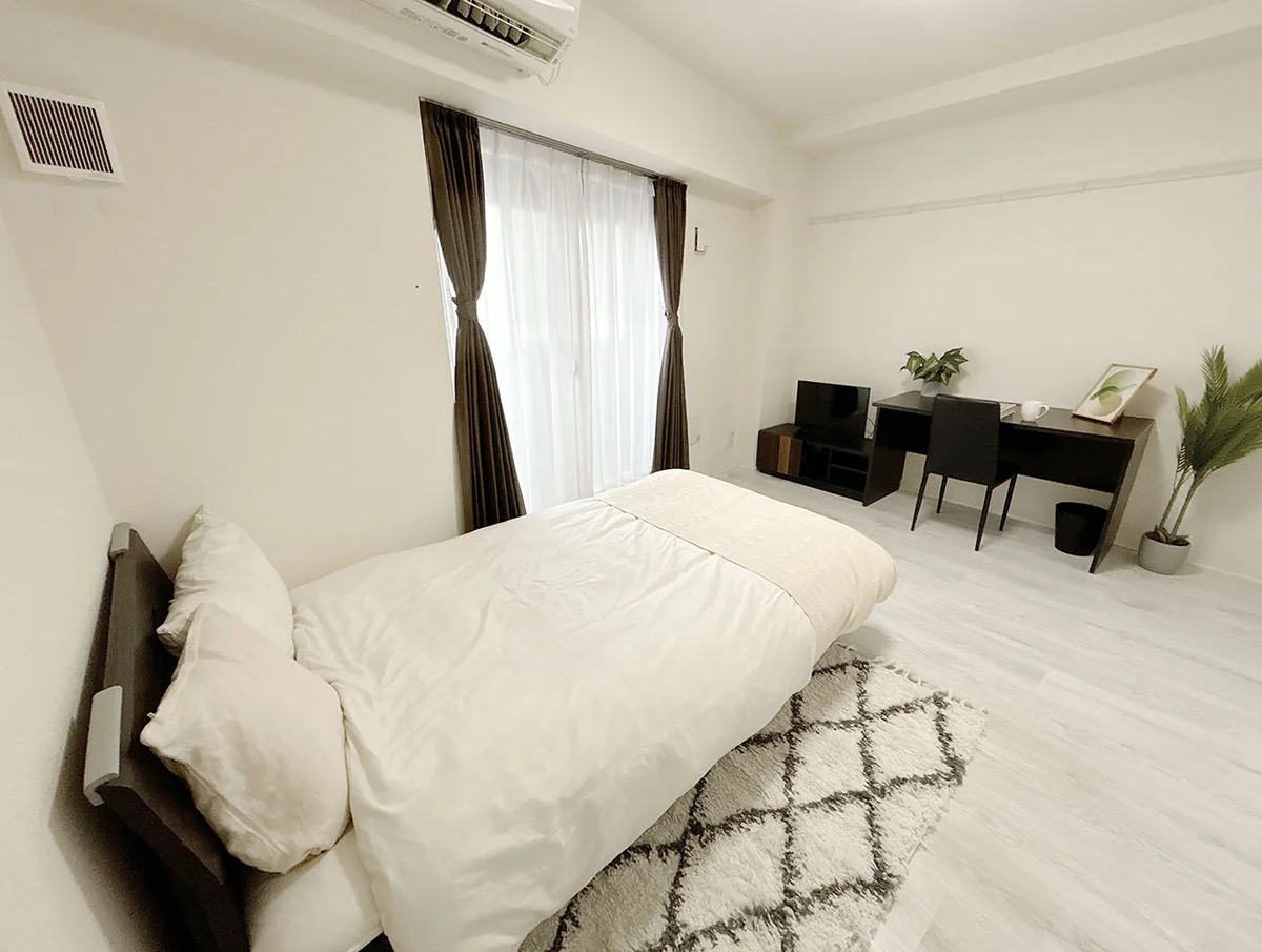 写真はお部屋のイメージです。ラグなどの室内装飾はございません。