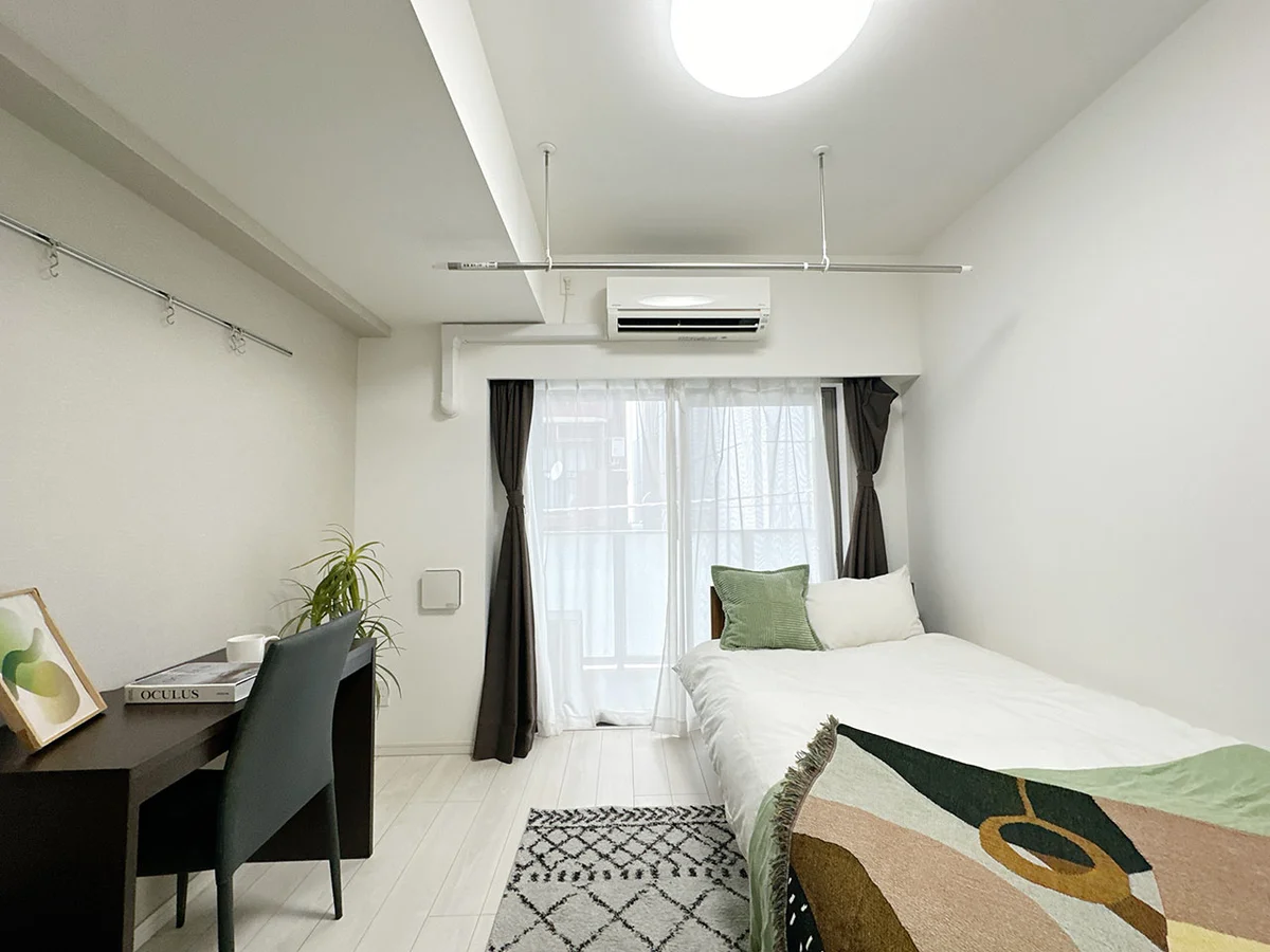 写真はお部屋のイメージです。ラグなどの室内装飾はございません。