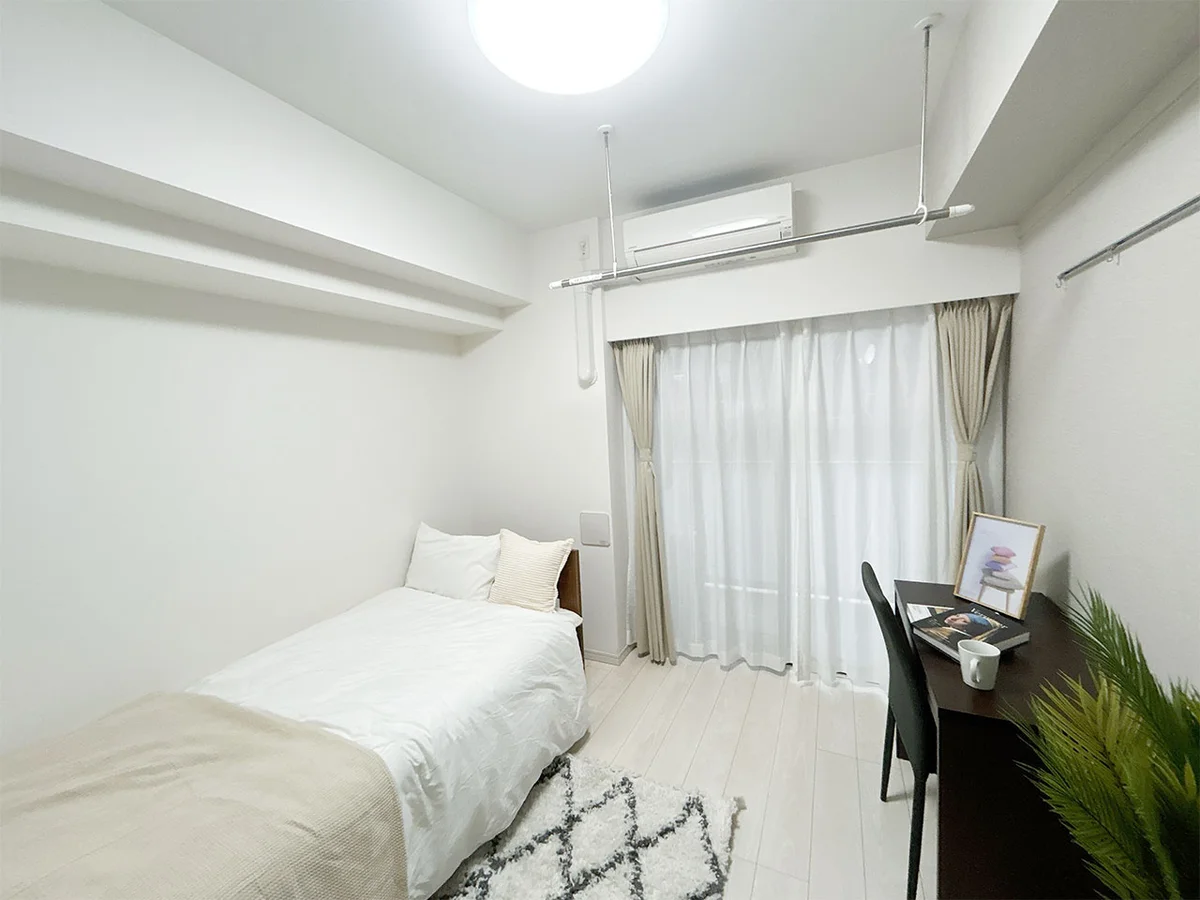 写真はお部屋のイメージです。ラグなどの室内装飾はございません。