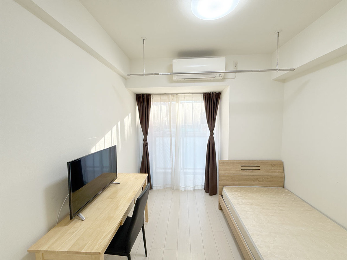 写真はお部屋のイメージです。ラグなどの室内装飾はございません。