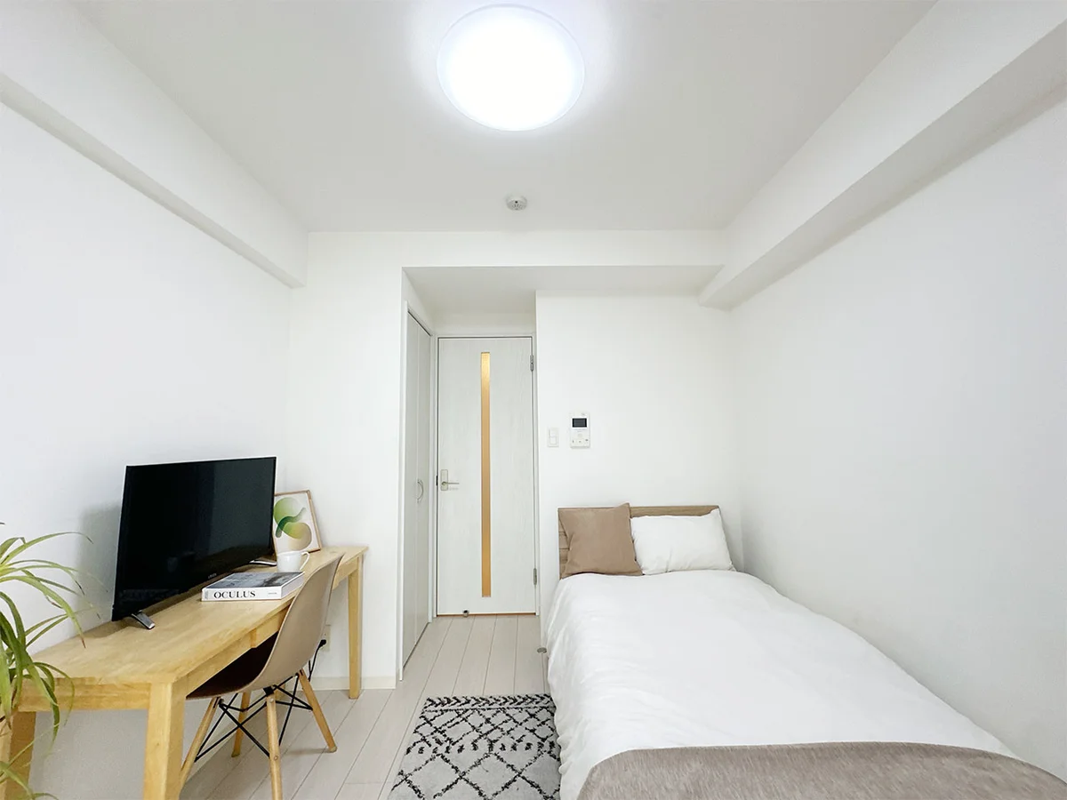 写真はお部屋のイメージです。ラグなどの室内装飾はございません。