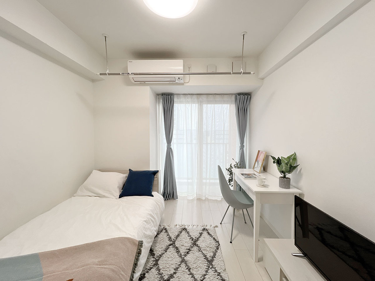 写真はお部屋のイメージです。ラグなどの室内装飾はございません。