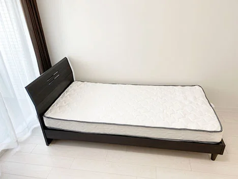 写真はお部屋のイメージです。ラグなどの室内装飾はございません。