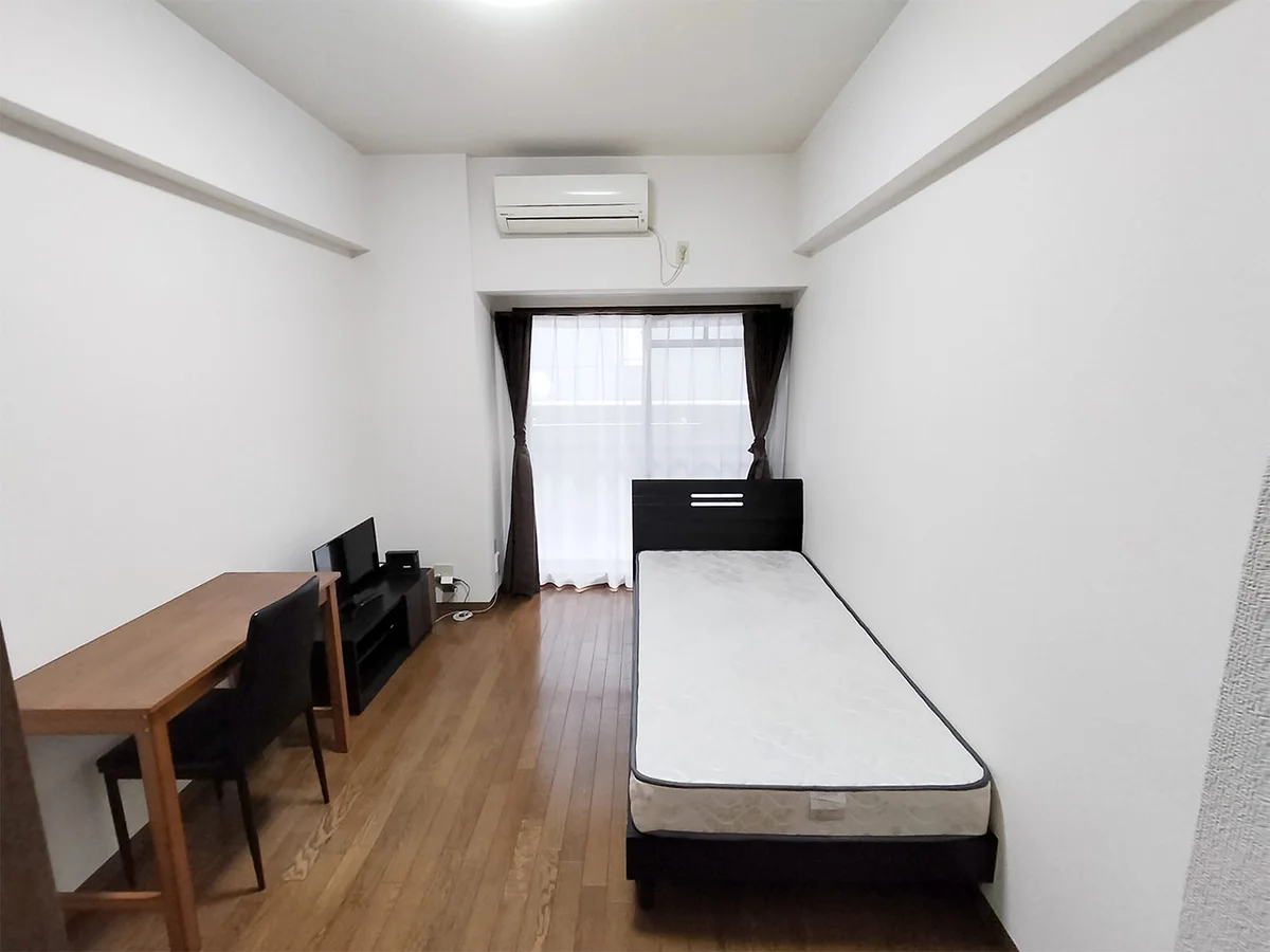 写真はお部屋のイメージです。ラグなどの室内装飾はございません。