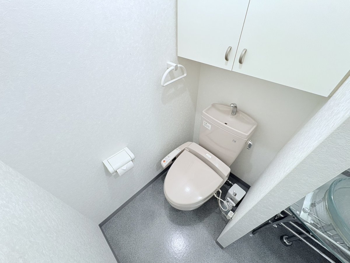 ウォシュレットつきのトイレです。老若男女皆様に安心してご利用いただけますね☆トイレにもトイレ用洗剤とトイレ用ブラシをご用意しておりますので長期ご利用の場合の気になる汚れなどもお掃除して頂けます＾＾