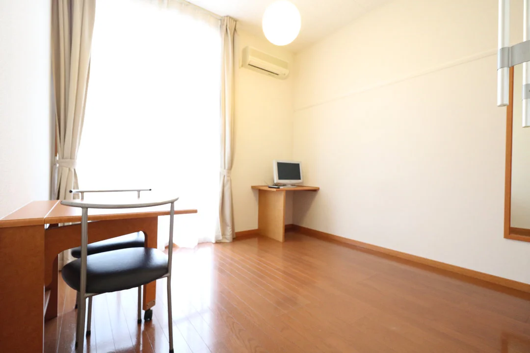 ロフトタイプは天井が高く開放的な窓から日が差し込みます！