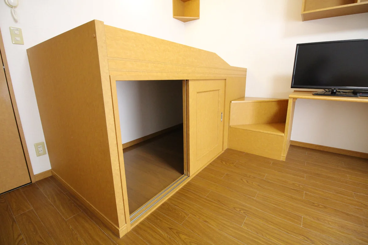 ベッドの下は大型収納スペースになっています☆