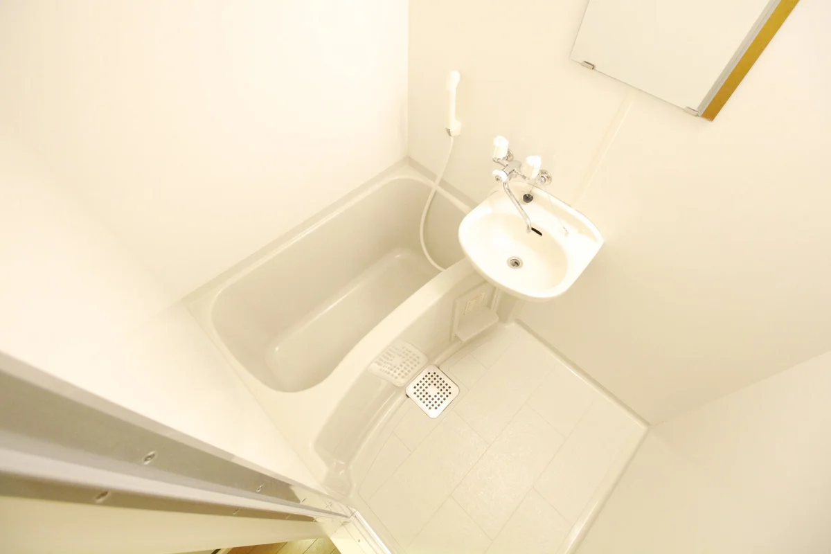 浴室乾燥機付きで、雨の日でも洗濯物が干せます♪