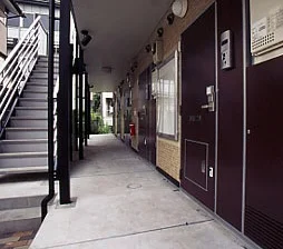 共用部分は清掃業者が清掃しております。