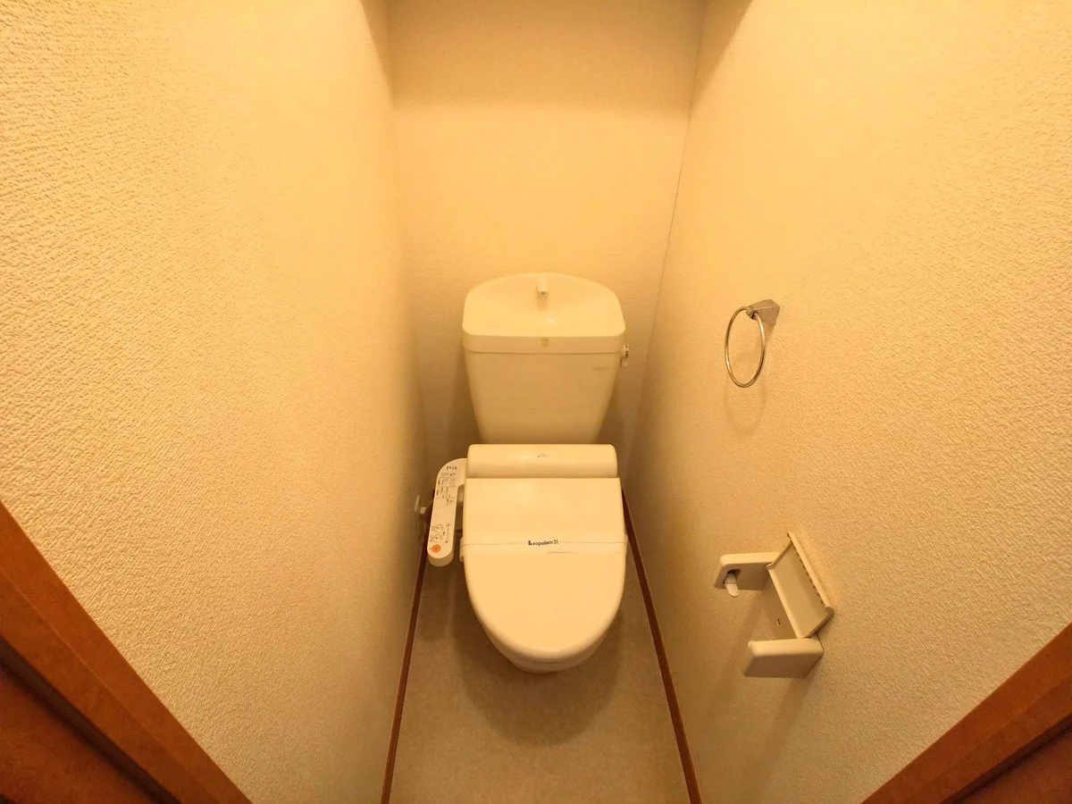 明るく清潔感のあるトイレ