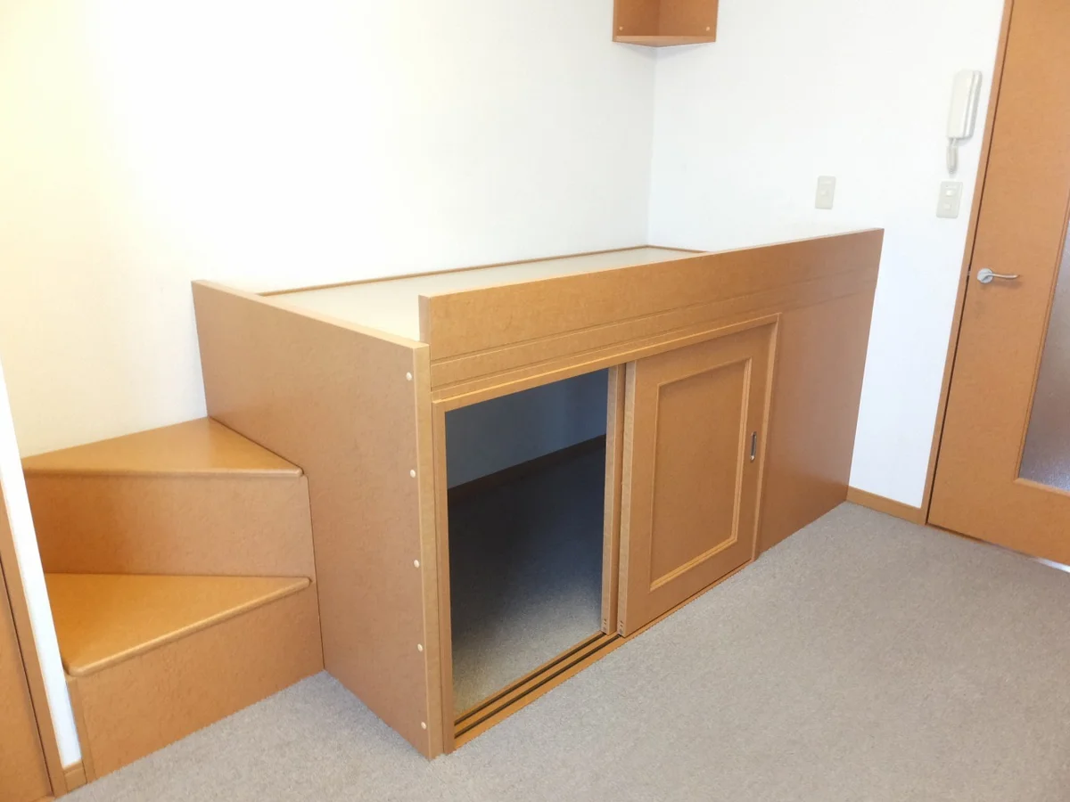 ベット下大型収納付きです。