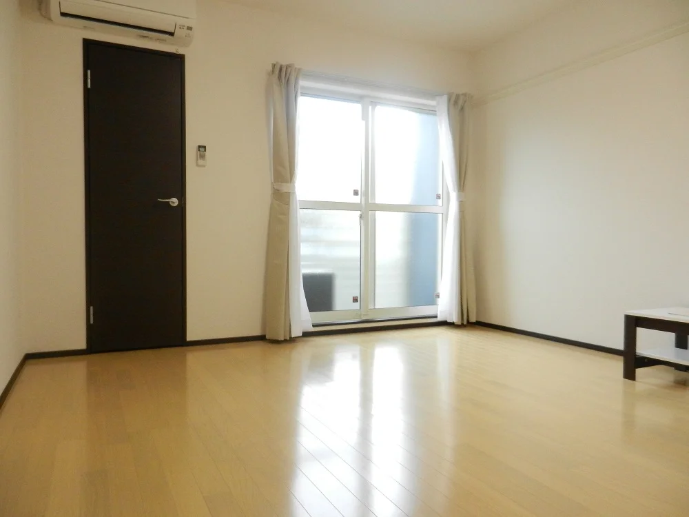 明るい太陽光が降り注ぐベランダ側