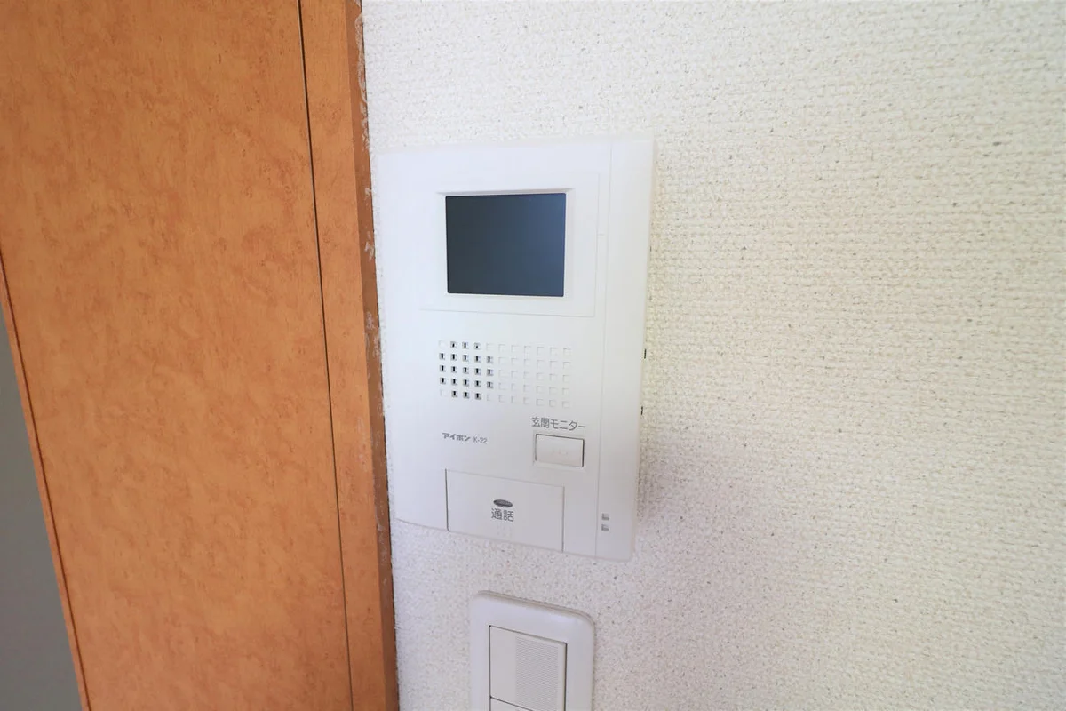 来客時に便利、ＴＶモニター付きインターホンを完備