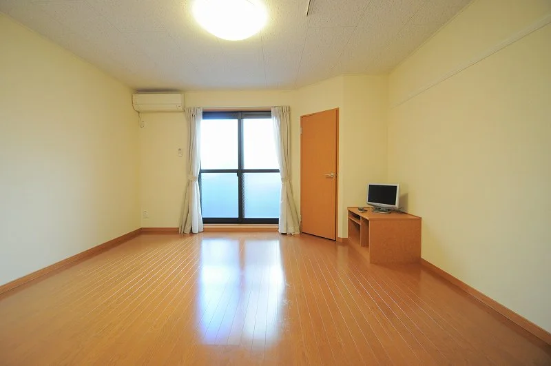 カーテン、エアコン等、入居してすぐ必要なものがそろってます♪