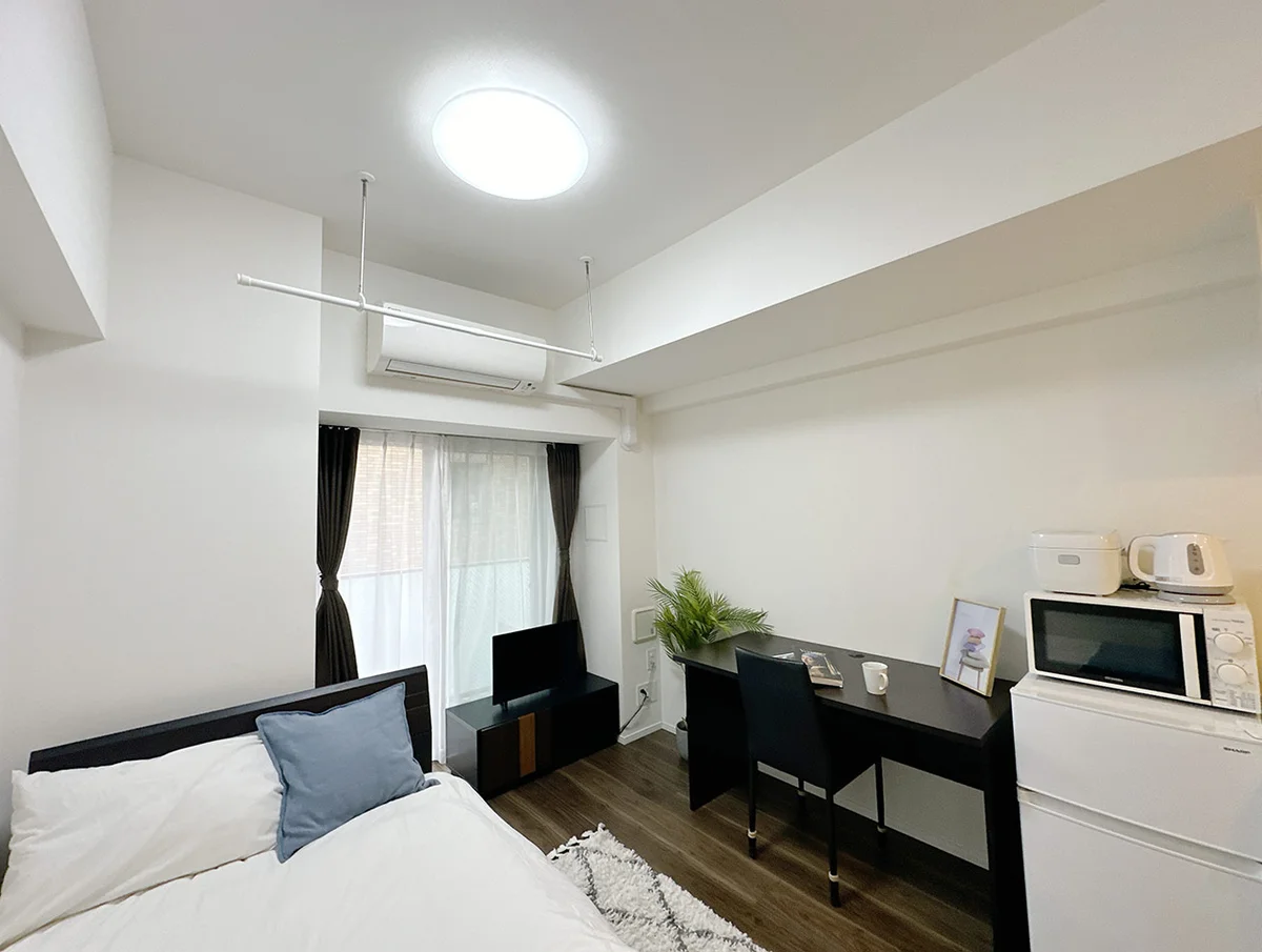 写真はお部屋のイメージです。ラグなどの室内装飾はございません。