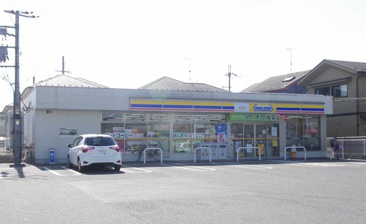 徒歩約５分の距離にコンビニ有