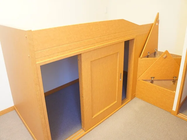 ベッド下は収納スペースとなっております！