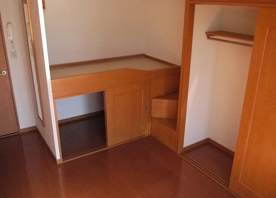 ベットの下も収納になってます♪