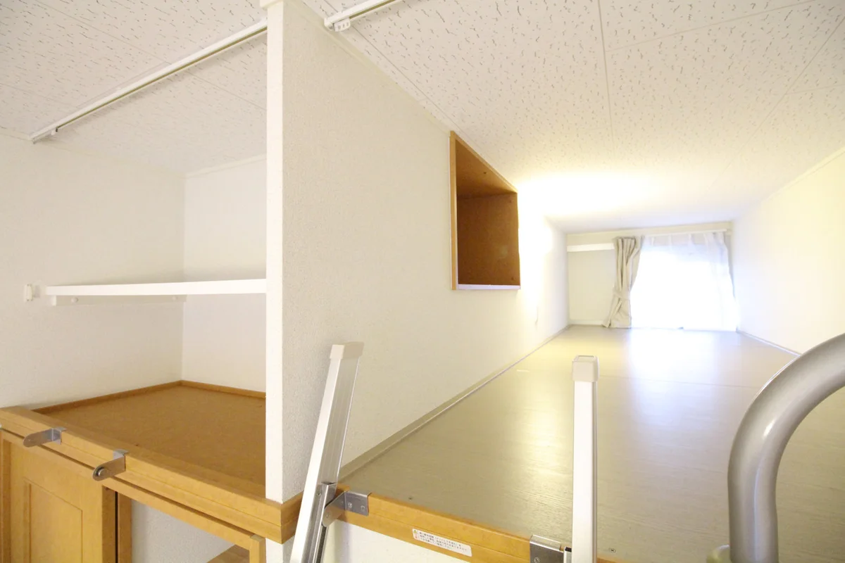 ロフトの横にも便利な収納棚が付いています♪
