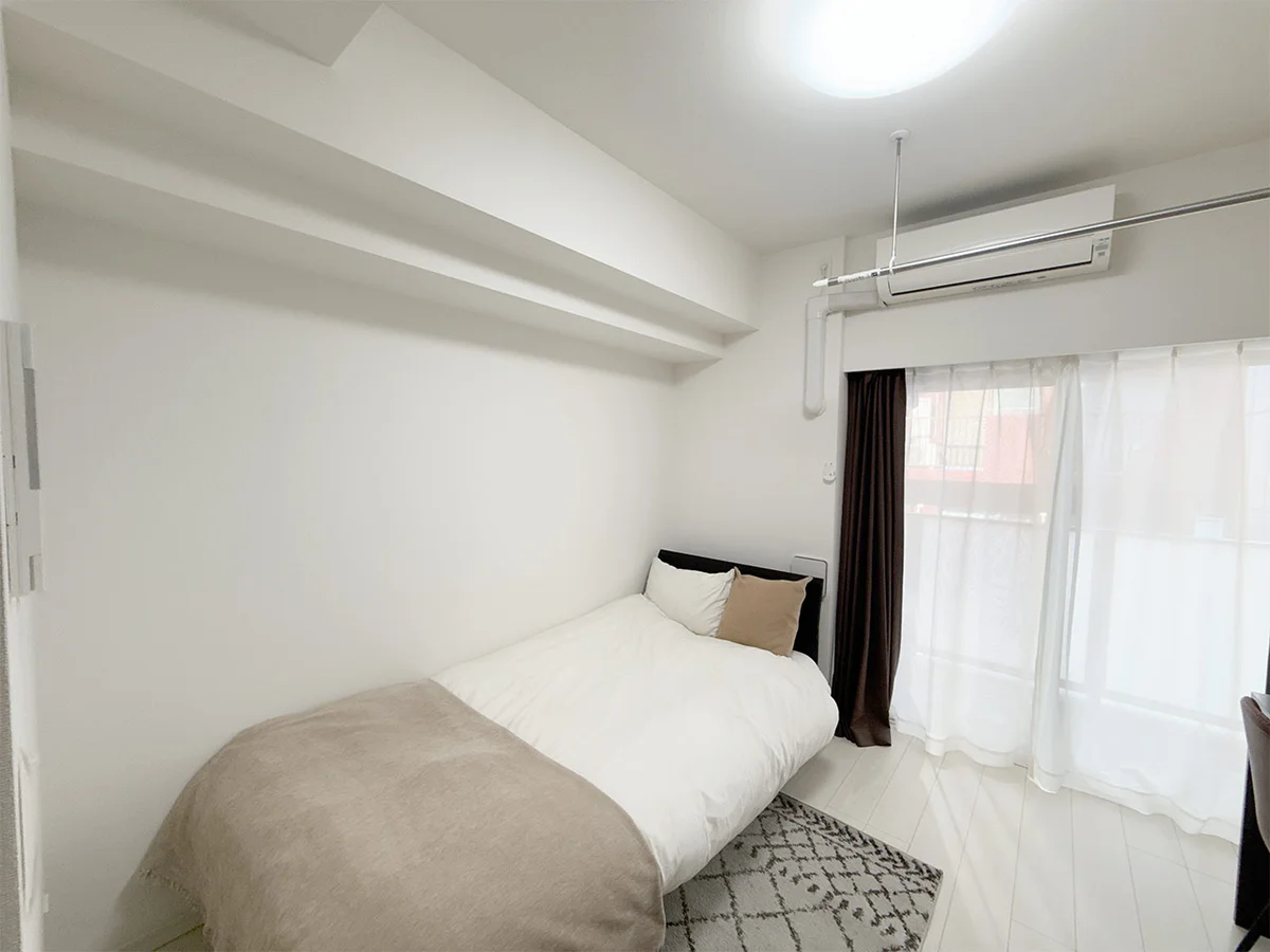 写真はお部屋のイメージです。ラグなどの室内装飾はございません。