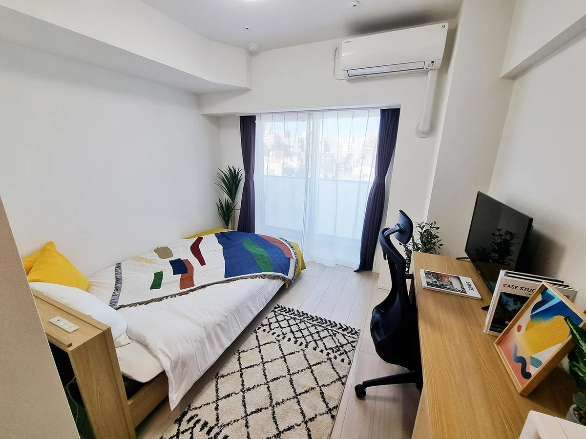 写真はお部屋のイメージです。ラグなどの室内装飾はございません。