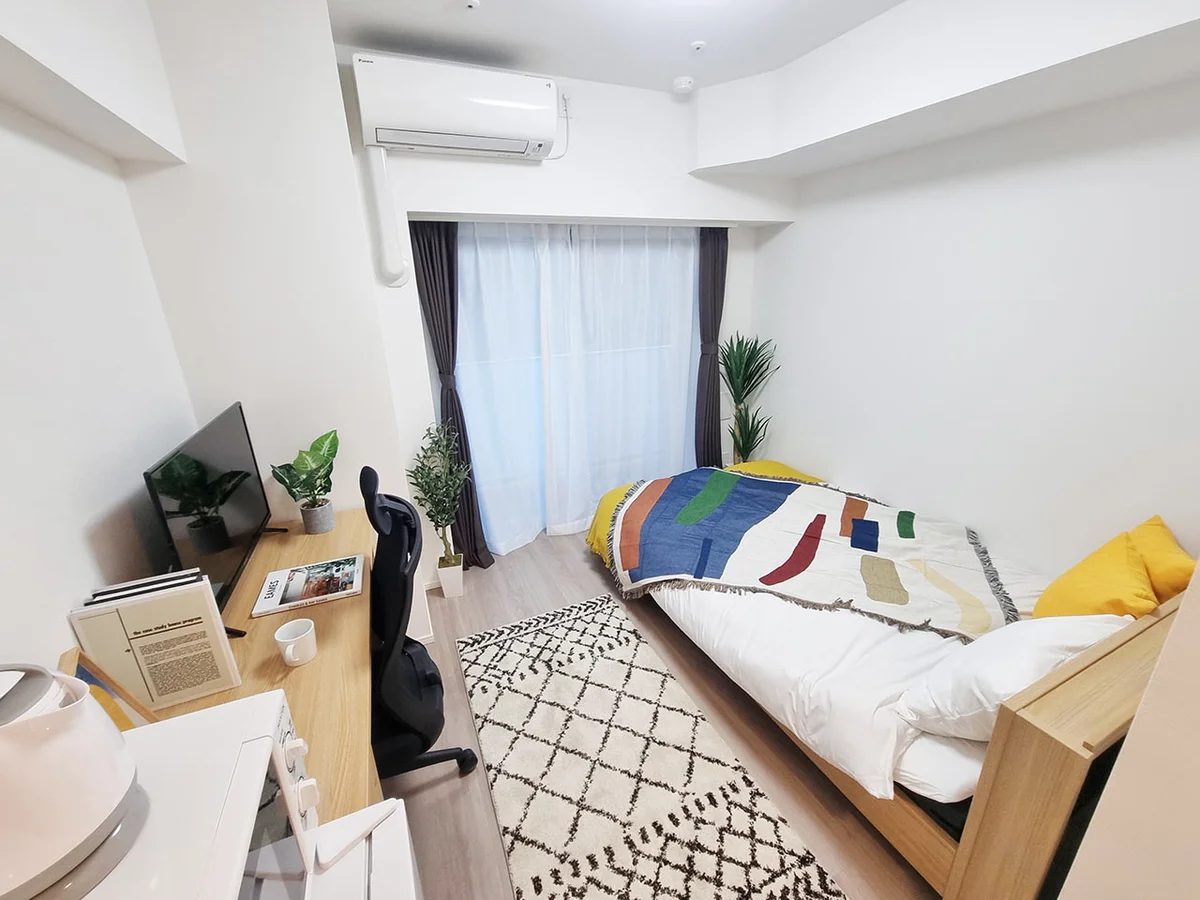 写真はお部屋のイメージです。ラグなどの室内装飾はございません。